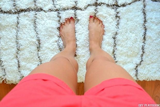 5. Evin zemininde bulunan plak alanlar kk hal paralar ile kapatn.  <p>  Dnyann en rahatsz edici anlarndan bir tanesi, plak ayanzla buz gibi bir yere basmaktr. Dnn, sabahn erken saatleri, scak yatanzdan kalmsnz ve ayaklarnz buz gibi bir zemine basyor... Para hallar ile bu ikenceden kurtulabilirsiniz. Ayrca, para hal kullanmak zeminden gelen souk havann eve yaylmasn da nler.