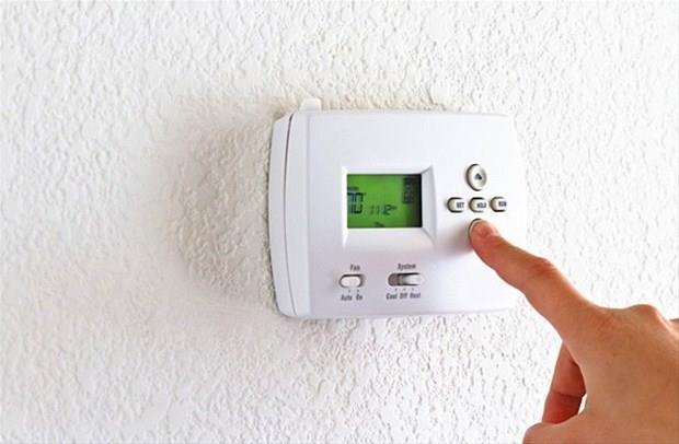 8. Eer programlanabilir s ayarlaycnz varsa, MUTLAKA kullann.  <p>  Amacnz u; s ayarlaycnz hibir zaman el ile ayarlamak durumunda kalmak istemiyorsunuz. Yani bu cihaz yle bir ayarlamalsnz ki, siz bir daha mdehale etmeden evin ss korunsun. Geceleri ve evde kimsenin olmad zamanlarda 56 derece civarn, geriye kalan zamanlar da ise 68 derece civarn tercih edebilirsiniz. Bu kk taktik ile yllk s harcamanz %5-10 civarnda azaltabilirsiniz.