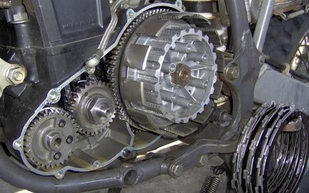 Debraj, deprej<br>  Dorusu, "debriyaj". u iki harften kaacanz yerde baka eylerle urasaydnz dnyalar kurtarmtnz. Tamam kurtaramamtnz belki ama olsun ne kar?