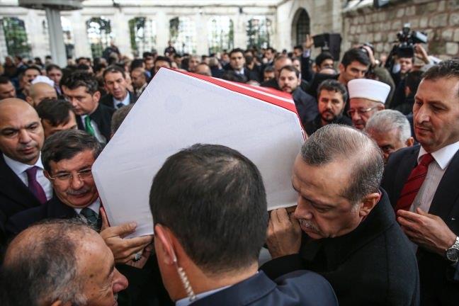 Eski bakanlardan Korkut zal'n cenazesi, Fatih Camisi'nde klnan cenaze namaznn ardndan Yeni Topkap Mezarl'ndaki aile kabristannda topraa verildi.