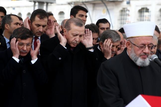 Cumhurbakan Recep Tayyip Erdoan, 11. Cumhurbakan Abdullah Gl ile eski Babakan ve AK Parti Konya Milletvekili Ahmet Davutolu da (solda) katld.