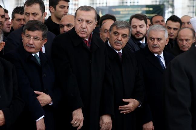 Namaza katlan Cumhurbakan Recep Tayyip Erdoan ile eski Babakan ve AK Parti Konya Milletvekili Ahmet Davutolu, cenazeyi birlikte omuzlad