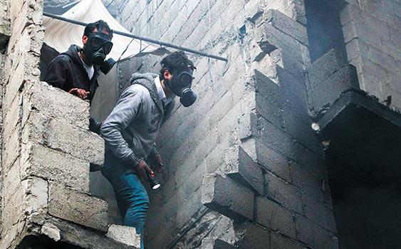 1995'teki Tokyo metrosuna dzenlenen sarin gazl terr saldrsnda gazn etkisinde kalan baz kiilerde burun ve az kanamas semptomlar da grlmtr. ldrc dozda alndnda genellikle lm 1-10 dakika iinde gerekleir.