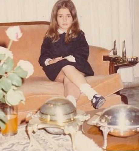 Diplomat kz oturuuyla, Pelin Batu