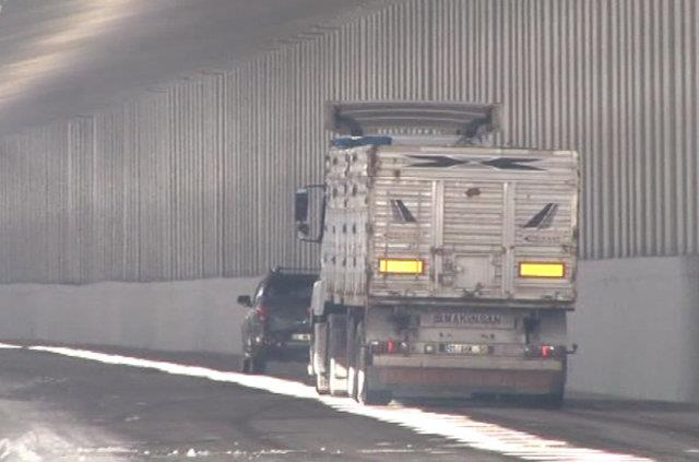 Glha, "Biliyorsunuz Van-Bahesaray karayolunun 15. kilometresinde bulunan, k aylarnda youn kar ya ve tipi nedeniyle geit vermeyen 3010 rakml Karabet Geidi adeta srclerin korkulu ryas olmutu. Bizim yaptmz Karabet Kar Tneli ile srclerimizin bu kbusu inallah sona eriyor" dedi.