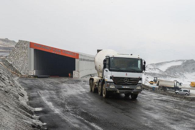 Altndere, "K aylarnda youn kar ve lar nedeniyle bu yol sekiz ay kapal, drt ay da ak oluyor. imdi tnel yapld.