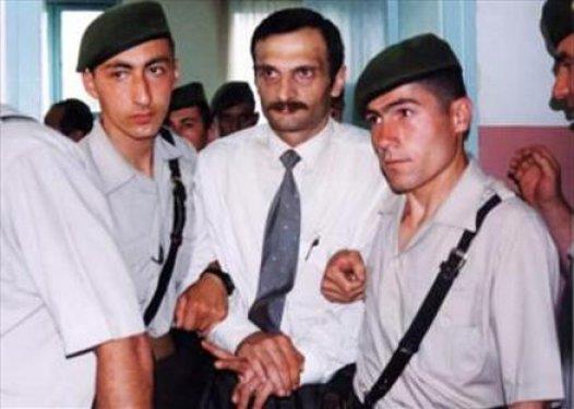 <p><b>KOLC KATL</b></p>  17 Austos depremine kadar, evli ve iki kz olan Orhan Aksoy'un sakin bir yaam vard. Depremden sonra ileri bozulduu iin ailesini Romanya'ya yollad ve ldrmeye balad. Ekim 200-Ocak 2001 arasnada 5 kiiyi ldrd. Kurbanlarn boduktan sonra koliye koyup ehrin tenha blgelerine brakt iin "kolici katil" olarak adlandrld.