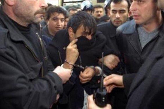 1999-200 arasnda stanbul'da biri kadn 5 kiiyi ldrd. Yakalandnda syledii "Cinayetlerde kullandmz silahlardan birini ve susturucular Mehmet zbay diye tanm Abdullah atl'dan almtm. Onun emriyle Ukrayna'da Kiev'de biri subay  askeri ldrdm" szleri kamuoyunda tartma yaratt.