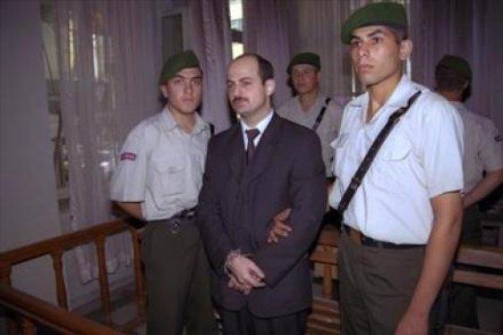 <p><b>MOBLYACI KATL:</b></p>  Seyit Ahmet Demirci, Mays-Temmuz 1998 tarihleri arasnda stanbul'da  mobilyacy dkkanlarnn bodrum katnda kafalarna kurun skarak ldrd. Demircinin neden sadece mobilyaclar hedef setii ise gemite yaad bir travmaya bal. ocukluunun getii Fatsa'da en yakn arkada ile birlikte kk bir mobilyac dkkannn bodrum katnda saldrya urad. Seyit Ahmet son kamay baard. Ancak yal mobilyacnn arkada Habil'e tecavz ediliini izledi. ki arkada bu olay sonsuzlua gmdler. Ta ki niversitede okuyan Habil'in intihar ettii haberi gelene kadar. Habil'in neden intihar ettiini yalnzca Seyit Ahmet biliyordu.