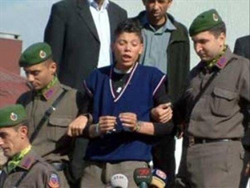 <p><b>OTOBAN KATLLER:</b></p>  Mehmet Karahasan ve Yiit Beke 20 Ekim 2006'da baladklar katliamda, 52 saat iinde 7 kiiyi ldrdler. Katliamn ilk kurban, Bursa-Yalova kara yolunun Ovaaka beldesi yaknlarndaki kestane ekeri sat maazasnda tezgahtarlk yapan Hseyin alkan oldu. Bundan be saat sonra, zmit'te bir pimaniye dkkanna giren zanllar, burada da Fatih Kl' ldrd. kinci cinayettin zerinden 7 saat gemiken Sakarya'nn Hendek ilesindeki bir akaryakt istasyonuna giren Mehmet Karahasan ve Yiit Beke, burada i yeri alan Mehmet akr' ldrd.