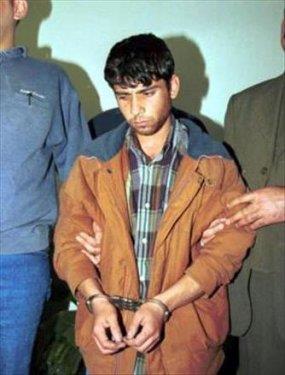 <p><b>NSAN AVCISI</b></p>  lk cinayetini 22 yandayken kardeini boarak gerekletirdi. Mart 1998-ubat 2001 yllar arasnda Kayseri'de 6 kiiyi daha ldrd. Yakalandnda, "Zaten avcym. Kurbanlarm av, avlarn stnden kan para ve eyalar da av ganimeti" dedi.