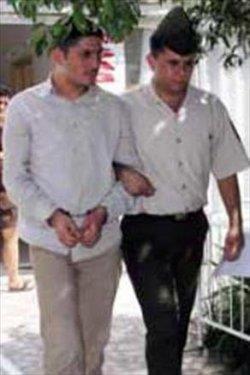 <p><b>BEBEK YZL KATL:</b></p>  Yakkl olmas ve masum grnts nedeniyle "Bebek Yzl Katil" lakab katlan Ali Kaya, tamam Alanya?da gerekleen cinayetlerine, 1997 ylnda amcas Celal Kaya'y ldrerek balad. Bu cinayet nedeniyle 5 yl ar hapis cezasna arptrld. Cezas bitince, Adana'da kendi annesine tecavz eden Zeynel Abidin Gm' ldrd. Bu cinayet sonras akli dengesi bozuk raporu alarak akl hastanesine kaldrld. 1999'da "kapal yerde duramaz" raporu ald ve hastaneden karld. Bundan sonra Alanya'da 5 kiiyi daha baklayarak ldrd. Son cinayetinden sonra "kiilik bozukluu" tehisiyle tekrar akl hastanesine yatrld. Burada da "ivici katil" olarak bilinen Ayhan Kartal' baklayarak ldrd. Son cinayetinden sonra anlurfa yar ak cezaevi'ne kaldrld. Bir yl sonra buradan firar eden Kaya, 2004 ylnda Alanya'da yakaland.