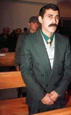 <p><b>ARTVN CANAVARI:</b></p>  'Yal insanlar ldryorsam da bunlar zaten zamanlarn doldurmular. Onlar bizim yerimize fazladan yayorlar. Belki de bizim ksmetimizi yiyorlar. Hem kendimi tatmin ediyordum, hem de onlari ldrerek toplumu rahatlatyordum.' "Artvin Canavar" ya da "Baltal Katil" olarak bilinen Adnan olak iledii 11 cinayeti bu szlerle aklad. 1992-95 yllar arasnda Artvin ve ilelerinde yalar 68 ile 95 arasnda deien yallar kurban seen olak, ldrd 6 kadna da tecavz etti.