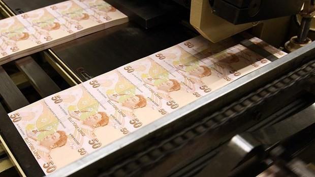 3 OCAK'TA BELL OLACAK    7'nci derecenin 1'inci kademesindeki bir doktorun 4 bin 225 lira olan maa, Ocak'ta 127 lira artla 4 bin 352 liraya kacak. 2 bin 916 lira maa olan 11'inci derecenin 3'nc kademesindeki hemire ise 3 bin 3 lira cret alacak.