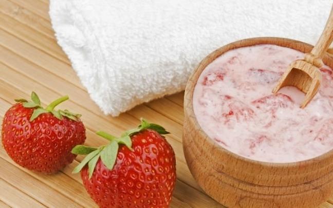 Cildi parlatr: ilekli peeling  <br>  ilek, A ve C vitamini asndan olduka zengin, antioksidan zellikte bir meyvedir. Hem yiyerek hem de peelingini yaparak tketmek, size ifte yarar sunacak.