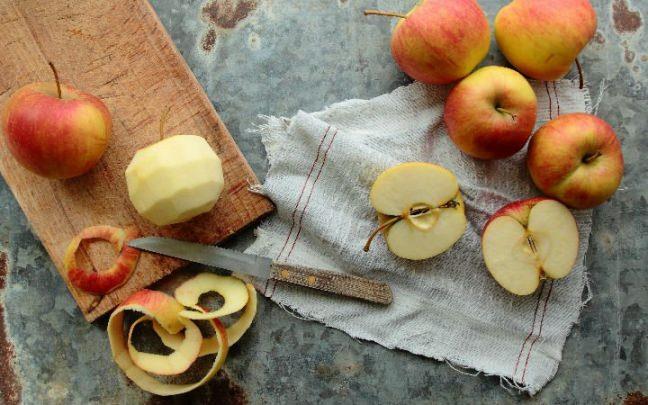 Przszletirir: E vitaminli yz peelingi<br>    Cildin en sevdii vitaminlerden biri de E vitamini. Elmada bol miktarda bulunuyor. Elma yemek kadar, elma ve elma bazl rnleri cilde srmekle de elmann etkisini hissedebiliyoruz. Bu przszletirici vitamini cilde u tarifle uygulayabiliriz.