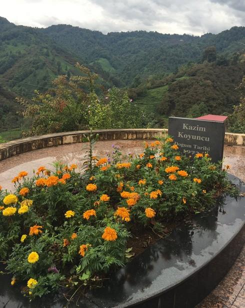 KAZIM KOYUNCU TT OLDU  Bugn Kazm Koyuncu'nun doum gn. 7 Kasm 1971 doumlu olan Kazm Koyuncu yaasayd bugn 45 yana adm atn kutluyor olacakt. Gen yata kansere yenik den air ruhlu sanat bugn twitterda gndemin ilk srasndayd. Kazm Koyuncu unutulmaz szleriyle anld.