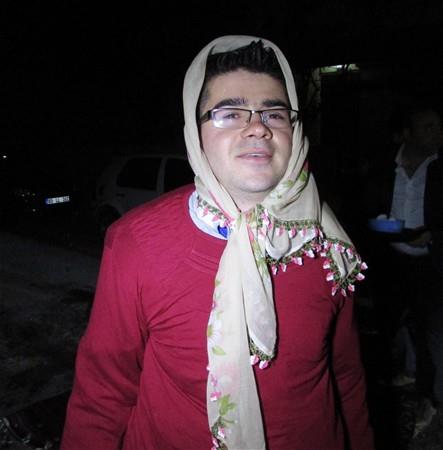 Gemii bilinmeyen ancak yllardr sregelen gelenek dn akam Niyazi ve Yamur Sivrikaya'nn dnnn ardndan da yapld.