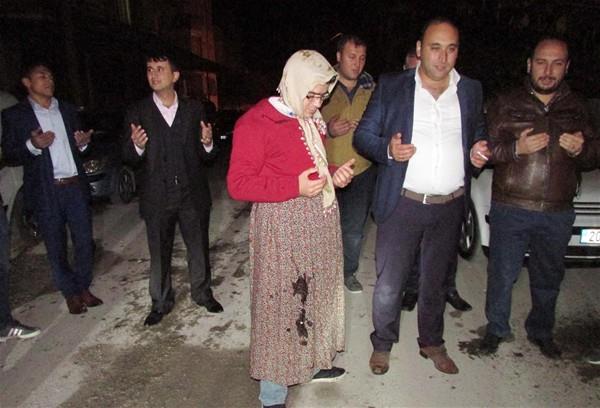 Afyonkarahisar'n  Sandkl lesi'nde 'Damat ikencesi' gelenei kapsamnda, dn ardndan arkadalarnn gece yars evden kard damada, earp ve etek giydirildi. Yerdeki pler sprtlp, banda yumurta krlan damat, darbuka eliinde oynatld. Acl baklava yedirilen damat, srtna yumrukla vurularak eve gnderildi.