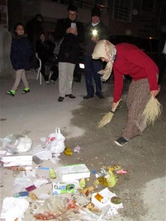 Gelenee gre dar kan damada arkadalar, earp, etek ve kadn yelei giydirdi. Bu ekilde arkadalarnn devirdii konteynerdeki pleri spren damat, daha sonra yere serilen bir kilim zerine oturdu. Buraya kk tp, tava, ya, yumurta ve ekmek getirilirken, bir arkada damadn banda krd yumurtalar tavaya dkt. Damat, ardndan piirdii yumurtalar eliyle arkadalarna yedirdi, kalann da kendi yedi. Sonrasnda darbuka eliinde oynatlan Niyazi Sivrikaya'ya iine ac biber konulan baklava yedirildi. Yaklak yarm saat sren damat ikencesinin ardndan Sivrikaya, srt yumruklanarak eve gnderildi.