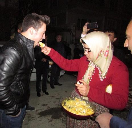 Damadn arkadalarndan Kadir Mangal, "lemizde uzun yllardr damat ikencesi gelenei devam ediyor. Damadn arkadalar tarafndan dn tamamlandktan sonra damada eitli ikenceler yaplyor. Niyazi kardeimize de ikence yaptk" dedi.