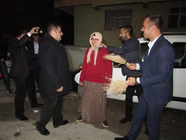 le geleneklerine uygun dn le namazndan sonra balayan dn yemek ikram, 'gvey ba' ve 'gelin alma' ile devam etti. Akam ise, iledeki dn salonunda dn yapld. Dn sona erdiinde gelin ile damat akr Mahallesi'ndeki evlerine giderken, damadn arkadalar gece yars eve gelerek Niyazi Sivrikaya'y dar kard.