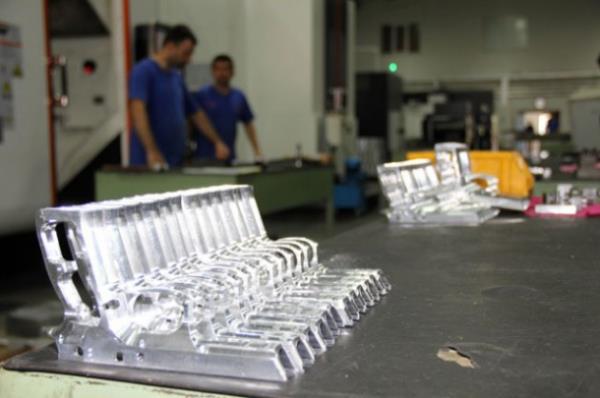 Emniyet Genel Mdrl devrim niteliinde bir kararla bu gne kadar uygulanmayanlar yaparak ine atl sistemli ve polimer gvdeli tabancalar artnamelerine soktu. Polimer gvdeli tabanca dierlerine gre 500 gram daha hafif ve 745 gram arlnda. Yaplan ihalelere yerli ve yabanc firmalar girdi. Firmamz, Savunma Sanayi Mstearl'nn katklar ve Emniyet Genel Mdrl'nn organizasyonu ile sz konusu ihalelere ok youn bir hazrlk dnemi geirerek 'Canik TP9' modeli ile bu zamana kadar biri zel Harekat Daire Bakanl'nda gerekletirilen 50 bin atm mukavemet testi olmak zere,  kez de 60 bin at mukavemet testlerini dnyada grlmemi bir baar ile tamamlamtr.