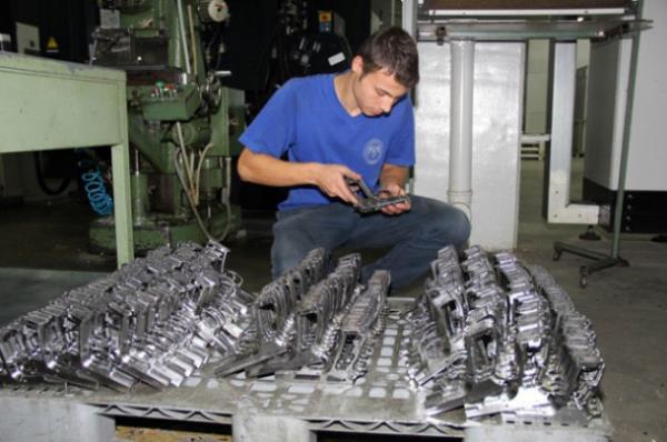 <p><b>SAVUNMA SANAYNN HER ALANINDA VAR</b></p>  Firmalarnn 2008 ylnda "Dou Karadeniz Silah Projesi" kapsamnda faaliyete getiini hatrlatan Haldun Yank, "Kuruluunda 4 bini kapal toplam 10 bin metrekare alanda 60'a yakn personel ile silah tasarmna balayan firmamz, 3 yl devam eden Ar-Ge almalarnn ardndan ilk silah satn 2002'de gerekletirdi. Bugn 13 eit silah retimi bulunan Samsun Silah Sanayi, dnyann en ileri teknolojisi olan 'TP' serisini Trkiye'de gerekletiren tek firma.