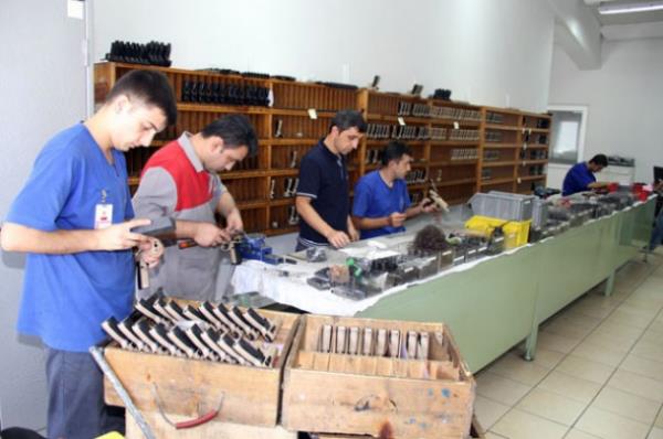 Bugn 20 bini kapal toplam 30 bin metrekare alanda faaliyetlerini srdren Samsun Yurt Savunma A.., retimini de 200'n zerinde personel ile gerekletiriyor. 'Canik' markas altnda ylda ortalama 75 bin adet yar-otomatik tabanca retimi yapan firmamz, retiminin yzde 85'ini ise bata Amerika Birleik Devletleri olmak zere toplam 28 lkeye ihra ediyor" dedi.