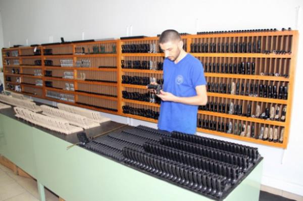 Yank, firmalarn savunma sanayinde pek ok alanda etkinlik gsterdiini belirterek, "Tabancann yan sra 2007'de Makine Kimya Endstrisi (MKE) Kurumu ile almaya balayp, bu kurum adna da otomatik silahlarn paralarnn retimini gerekletiriyoruz. Toplamda yaklak 250 bin adet makineli tfek paras reten firmamz, yine ayn yl hizmet alann genileterek Trk Havaclk ve Uzay Sanayi A. (TUSA) ile de almalara balad.