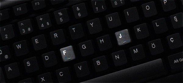 Hergn kullandmz klavyelerdeki F ve J harflerine dikkat ettiniz mi? Tularn zerinde kk kabark bir izgi vardr. Hatta dokunmatik olmayan telefonlarn 5 tuunda da ayn izgi bulunur.