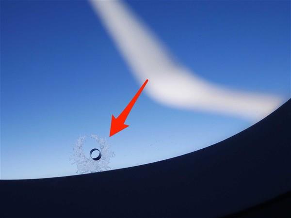 Uakta eer cam kenarna denk geldiyseniz camn alt tarafnda bulunan minik delii fark etmisinizdir.