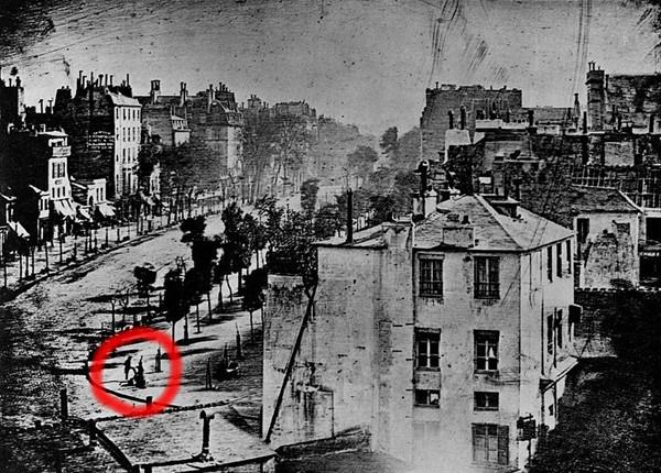 ?Sol alt kede grlen insan, fotoraf ekilen ilk insandr. Tarihe geen adamn muhtemelen bundan hibir zaman haberi olmad.