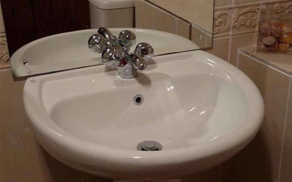 Lavabodaki su seviyesinin ok fazla ykseldii durumlarda, o kk delikten suyun tahliyesi salanyor.