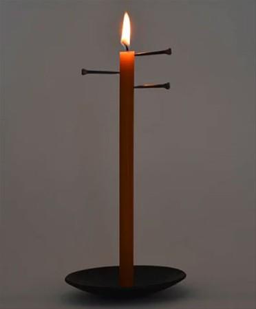 Saatin icadndan nce, belirli bir sre boyunca yanmaya ayarlanan mum saatleri vard. Hatrlatc veya alarm kurmak istediinizde, istediiniz zamana denk gelecek ekilde muma bir ivi tutturuyordunuz ve mum o seviyeye kadar eridiinde, bunlar metal mumluun zerine dp ses kararak sizi uyaryordu.