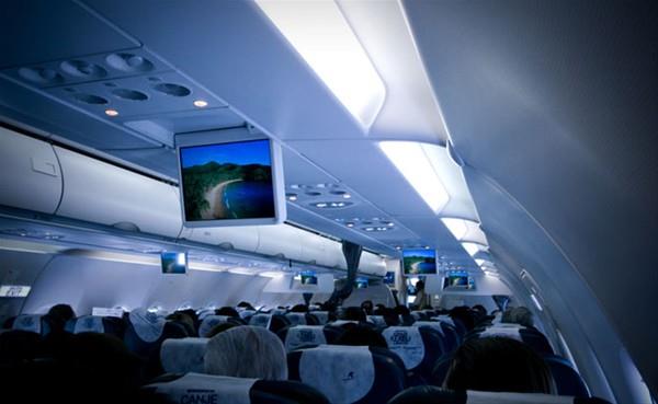 Fakat yolcularn tepede bulunan okuma klarn kapatmalar gerekmez. Bu klar olduka ksk dzeyde aydnlatma verdikleri iin gr kabiliyetlerini azaltacak oranda grsel bir yanlg yaratamazlar. Ayrca kabin klarnn kapatlmasnn bir dier faydas da, bu ekilde uygulandnda ini ve kalk srasnda artan elektrik ykn azaltyor olmasdr.