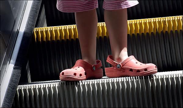 Yryen merdivenlerdeki fralar, bu temel ilevin yannda srtnme sesiyle sizi kelere fazla yaklamaktan da koruma grevi stleniyor.