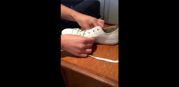 Bac yanlardaki iki delikten geirin.