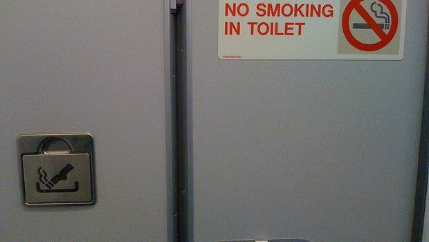 Uyar sistemine ramen tuvalette sigara imeye kalkan yolcular iin kl tablasnn bulunmas havaclk otoriteleri tarafndan art konuluyor.