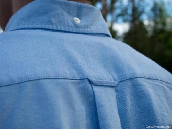 Gmlek arkasndaki dme.  <br>  Kancaya gmlei asmak iin sunulmu bir tercih...