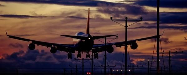 Tabii ki bu, tamamen bir gvenlik nlemi olarak gerekletiriliyor. nk herkes bu srada zeminde yanan zayf klar grmek zorundadr. Genelde ini ve kalk esnasnda acil bir durum oluma riski artt iin, herkesin bu klar izleyebilecek ve eer bir tehlike sinyali verilirse, sinyali takip edebilecek durumda olmas ok nemli.