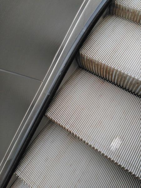 Baz durumlarda ise bu boluklardan mekanizmann iine den maddeler sorun karabiliyordu. 1987 ylnda Londra metrosunda kan yangna da bu durum sebep olmutur. Yryen merdivenin alt ksmnda biriken pislikler, yanan bir kibrit tarafndan tutumu ve 35 kii yangnda hayatn kaybetmiti. Elbette o dnemde Londra&#8217;da merdiven basamaklarnn tahta olmas da yangna katkda bulunmutu. Fakat asl tetikleyici basamaklarn altndaki pisliklerdi.