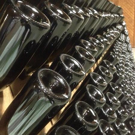 arap ve ampanya ielerinin taban neden entikli?  <br>    'arab servis eden kiiye daha iyi bir kavrama salayabiliyor.'' Byk olaslkla sizin de duymu olduunuz bu sylenti yanl.     Tirbuonla ama ilemi srasnda oluacak basnc dengelemek iin bulunuyor bu entikler. Kenarlar ve tabanlar ienin en dayanksz yerleri. entikler de basncn ienin iine de dalmasn salayp, basnc eit olarak yayyor.