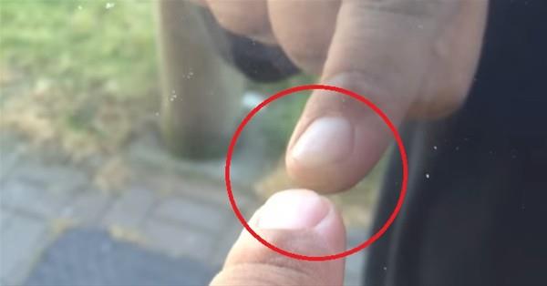 Parmanzn ucunu, ekildeki gibi aynann yzeyine koyun.