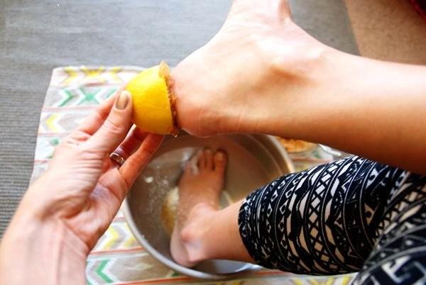 Topuk ve Ayaklar'n emilimi yksek olduu iin ayak ve topuklarmza srdmz maddeler hzl bir ekilde bedenimize yaylr. Limonu topuk ve ayak zerine masaj yaparak 10 dakika uygularsanz grip enfeksiyonunu hzlca atm olacaksnz.