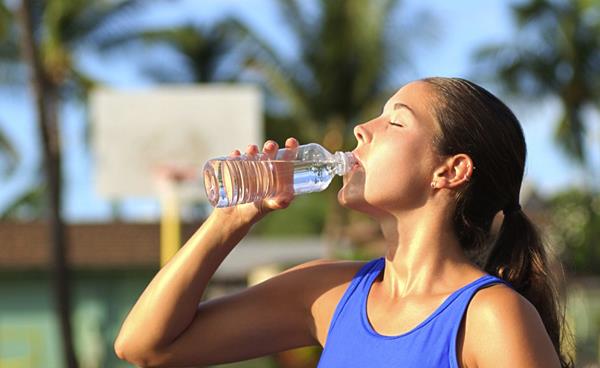 ay yerine zellikle antioksidan zellikli hlamur, ahududu, brtlen ay tercih edilmeli.  Gnlk iki litre su iilmeli.