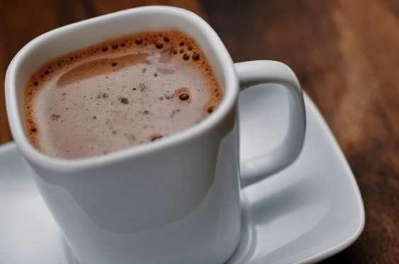 ikolatann ana maddesi kakao, polifenol asndan zengindir. Kt kolesterol ve kalp krizi riskini dryor. Gzel haber: 1 fincan scak ikolata ortalama 200 kaloridir. Akamst ierseniz daha faydaldr.