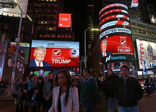 TRUMP: KRT GLERN HAYRANIYIM  <br>  te yandan Trump, Clinton'dan farkl bir Suriye politikasn savunsa da o da Suriyeli Krtlerin desteklenmesini savunuyor.    Trump, Temmuz'da New York Times'ta yaymlanan rportajnda, "Ben Krtlerin byk hayranym" demi, soruyu soran gazetecinin "Ama Erdoan deil, bu durumla nasl ba edeceksiniz" diye sormas zerine u cevab vermiti: