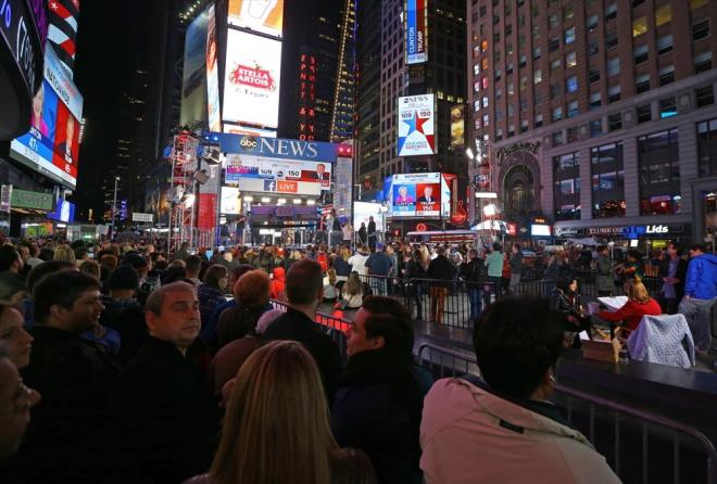 Ancak daha sonra ABD basn, Trkiye'de tanklarn "halkn zerinden gemediini" syleyen Trump'n bu ifadesinin yanl olduunu fotoraf ve video grntleriyle ortaya koydu. Zira hain darbe giriimi srasnda, Trkiye genelindeki olaylarda ok sayda darbe kart tank altnda kalarak can vermiti.