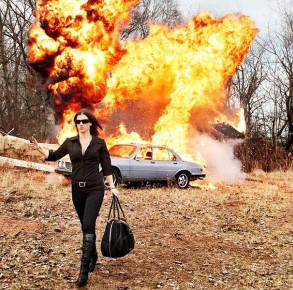 Bir arabann benzin deposuna gelebilecek bir kurun arabay patlatabilir.